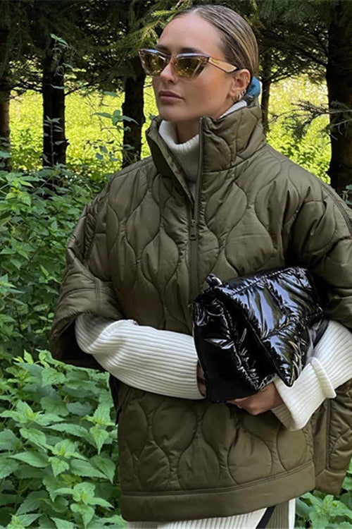 Manteau court matelassé à col montant